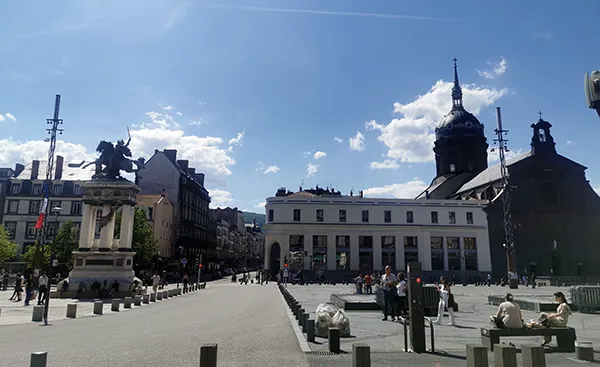 Place - Clermont Ferrand - Cathedrale Notre Dame - Clermont Ferrand - Auvergne - Nosvacances